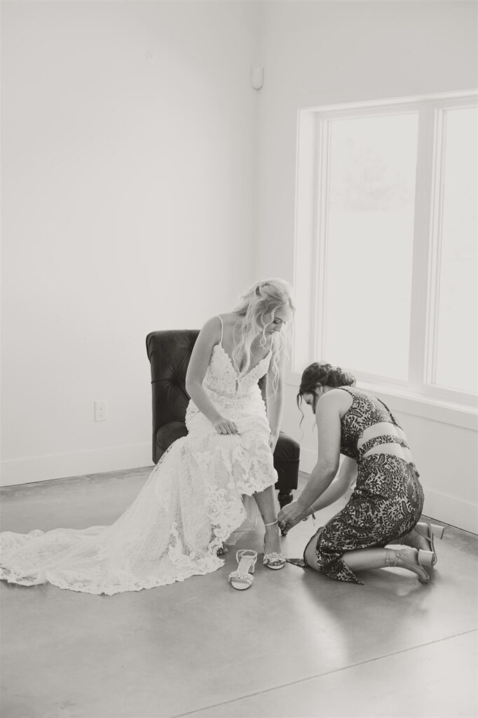 Bride and getting ready with mom