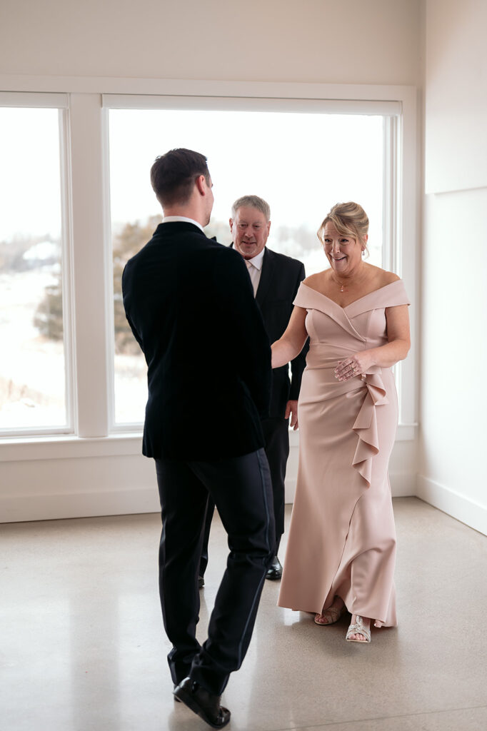 groom and parents first look