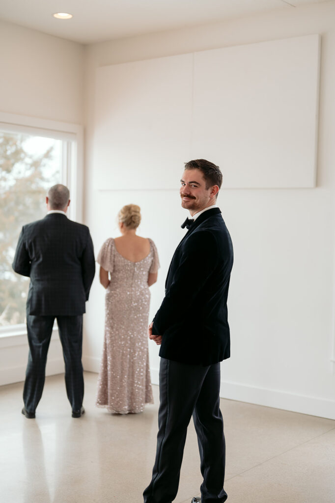 groom and parents first look