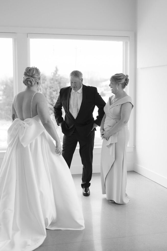 bride and parents first look