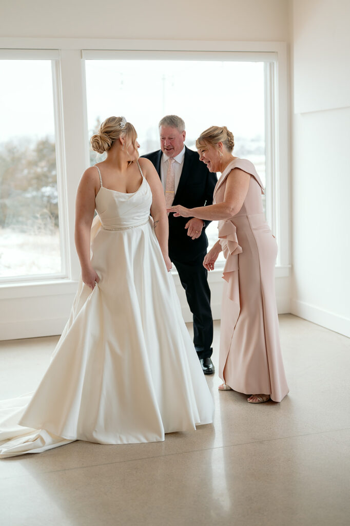 bride and parents first look