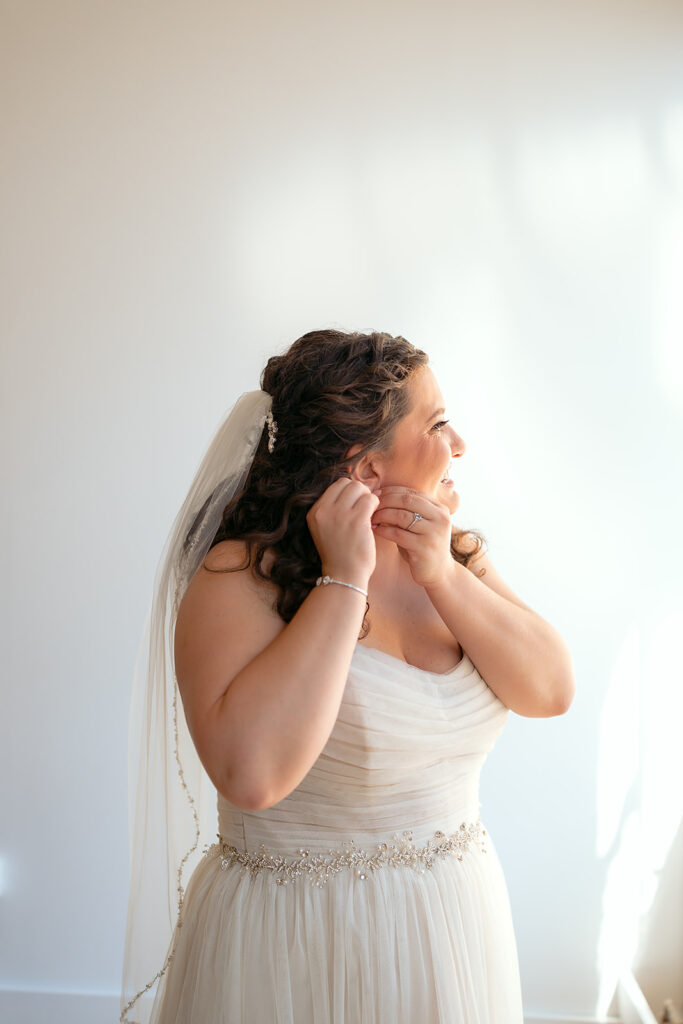 bride getting ready photos at the neu neu wedding venue