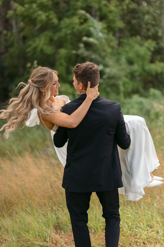 golden hour bride and groom moments in a lush field at bluebelle event venue
