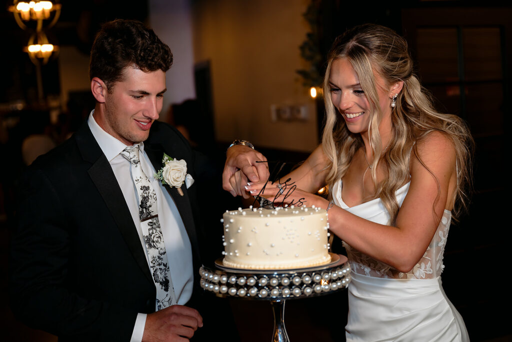 bride and groom cake cutting