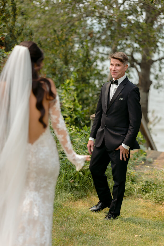 bride and dad first look