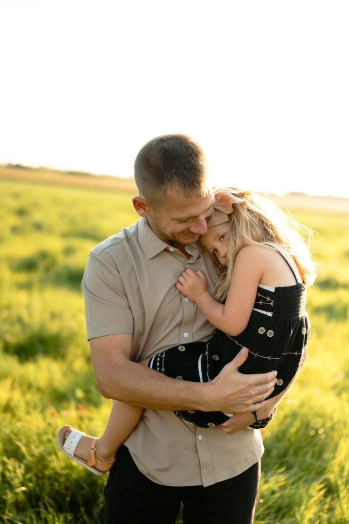 dad hugging his little daugther