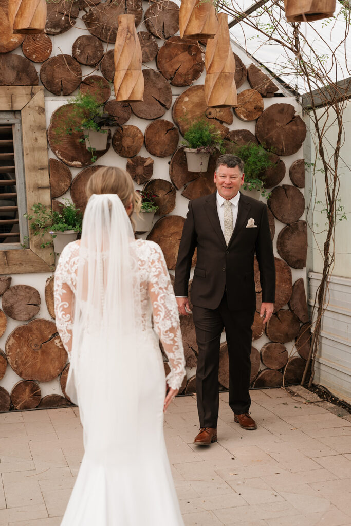 bride and dad first look