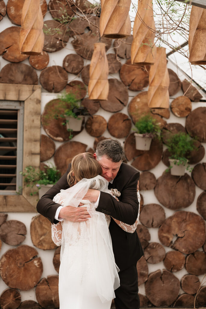 bride and dad first look