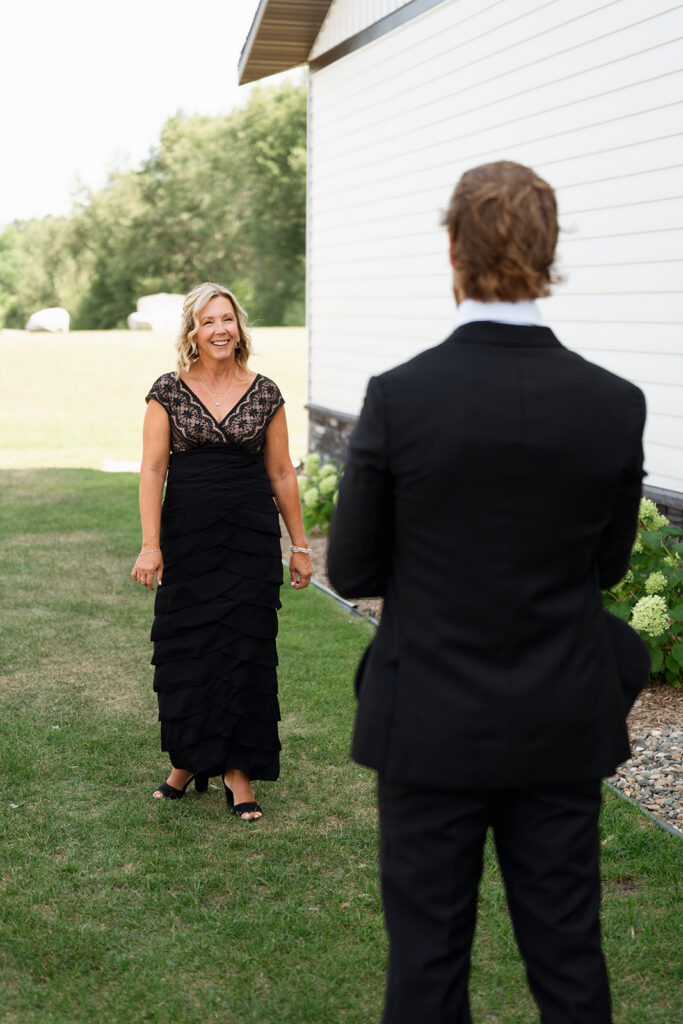 mom and groom first look