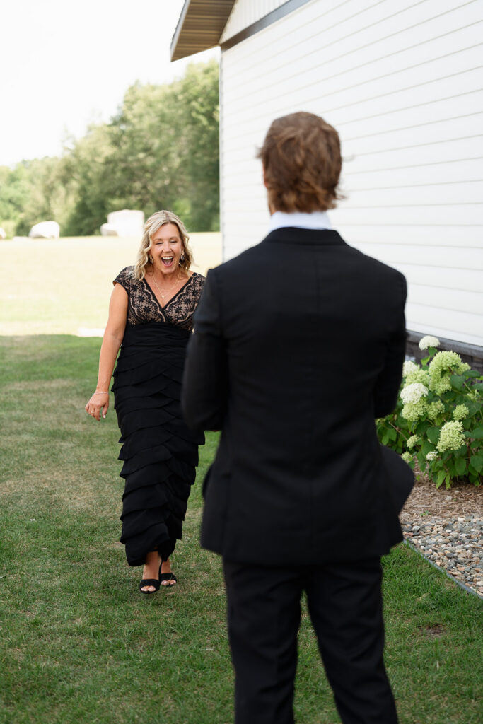 mom and groom first look