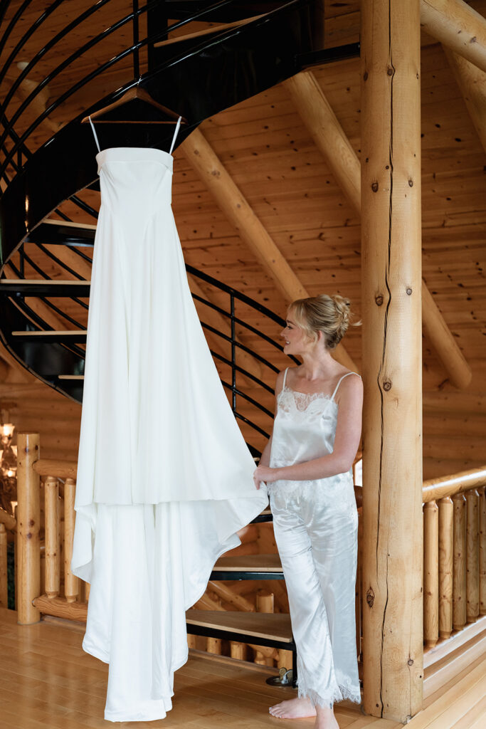 bride getting ready at the bridal suite at northern oaks events venue