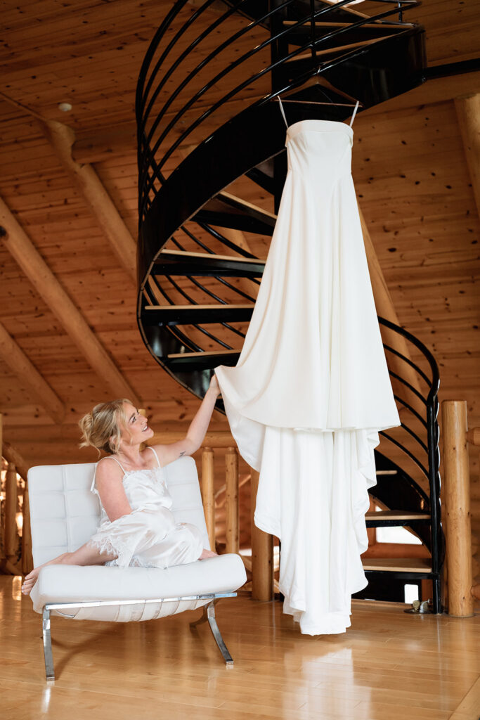 bride getting ready at the bridal suite at northern oaks events venue